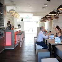 Comptoir de bar en bois massif en forme de L, moderne et sur mesure, avec éclairage RGB pour cave à vin et salle à manger, idéal pour café et restaurant