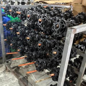 Rueda Shield X de <span class=keywords><strong>19</strong></span>/16 pulgadas para Surron Light Bee, con banda de rodadura negra, llanta negra, tapacubos negro y <span class=keywords><strong>radios</strong></span> plateados. - Product Image 5