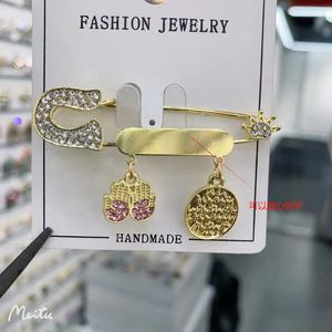 Articles les plus vendus transfrontaliers Yunlv, broches décontractées gravées au laser, personnalisées, haut de gamme et exquises, taille <span class=keywords><strong>Cinc</strong></span> - Product Image 4