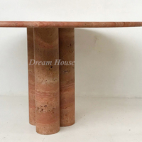 Table à manger en travertin rouge avec trois supports de colonne ronds symétriques, table de salle à manger circulaire en marbre naturel massif, maison de rêve