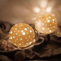 Lampe de chevet moderne en porcelaine au design créatif ajouré avec base en bois, LED blanc chaud, à brancher