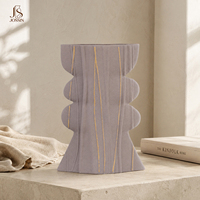 Vase à fleurs en céramique nordique moderne Jossin avec texture à rayures dorées, design géométrique sculptural pour la décoration de la table du salon à la maison
