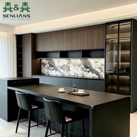 Buffet intégré de luxe discret avec vitrine, texture bois, niche lumineuse LED, garde-manger mural pour projet de maison de luxe
