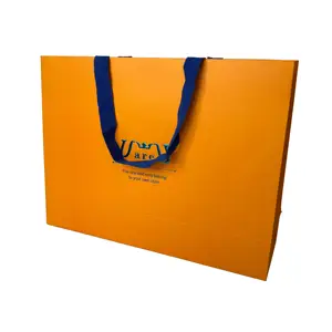 Sacola de papel para roupas personalizadas, sacola de presente com estampa de logotipo de moda e roupas personalizadas com alça de fita, presente em papel