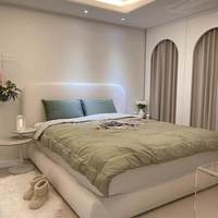 Cadre de lit rembourré en tissu bouclé au design nuage personnalisable, lit plateforme minimaliste en tissu crème, meubles de chambre à coucher pour la maison et l'hôtel
