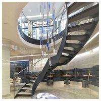 Escalier intérieur courbé Prima Elegant Designer, en bois poli sur mesure, pour grand hall d'entrée