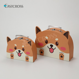 Scatola Regalo per Candele a Forma di Valigia per Bambini, Personalizzabile, in Cartone Riciclato con Manico - Product Image 1