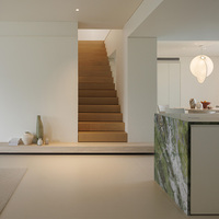 Conception d'appartement duplex minimaliste moderne, escalier sur mesure, salon, projet clé en main
