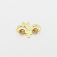 Insigne de sécurité en métal personnalisé 3D en relief gravé plaqué or en forme de lettre en émail dur doux
