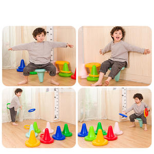 หินทรงตัวเสริมพัฒนาการประสาทสัมผัสสำหรับเด็ก ใช้ได้ทั้งในบ้านและนอกบ้าน ผลิตจากพลาสติกที่เป็นมิตรกับสิ่งแวดล้อม พร้อมเก้าอี้ทรงเฉียงหนึ่งตัว และวงกลมขนาดใหญ่สี่วง สำหรับเด็กอายุ 4 ปีขึ้นไป - Product Image 3