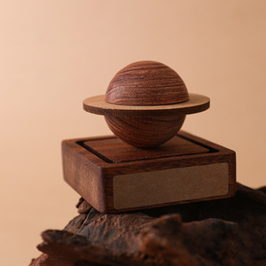 Ornement décoratif Mars, idéal pour la maison, la chambre, le meuble TV, la voiture, article cadeau en bois - Product Image 1