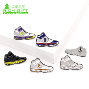 commémorer personnalisé <span class=keywords><strong>lakers</strong></span> sport <span class=keywords><strong>kobe</strong></span> <span class=keywords><strong>bryant</strong></span> collection jersey chaussure sneaker épingles en émail badges à vendre - Product Image 2