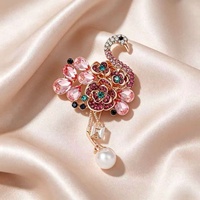 Broche en alliage Flamant rose or rose, Épingle de revers Fleur Perle Cristal, Bijou décoratif, Ornement, Cadeau pour Femme, Vente en gros