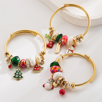 Gelang pesona baja tahan karat bertema Natal keluarga Pan yang modis, dengan liontin berlian yang menampilkan pohon Natal dan topi Santa