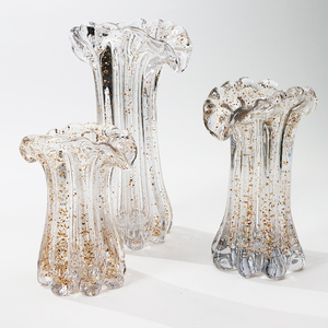 Vase en verre artisanal Art Déco, forme irrégulière, texturé, pour présentation florale, centre de table décoratif pour mariage et décoration intérieure - Product Image 1