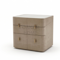 Commode OAKEN moderne à 6 tiroirs, en placage de bois clair, avec quincaillerie en laiton et plateau en marbre