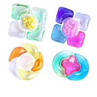 Capsules de lessive multi-chambres en forme de pétale, spéciales pour le lavage en machine, pour un nettoyage en profondeur et un lavage parfumé.
