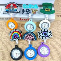 Montre d'infirmière rétractable de style médical avec un design mignon d'animaux de dessin animé, en plastique et en verre, bracelet extensible fait à la main pour les étudiants