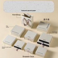 Coffret à bijoux personnalisé avec logo, boîte à anneaux, boucles d'oreilles et colliers en papier beige moucheté, style minimaliste et luxueux, avec sac cadeau