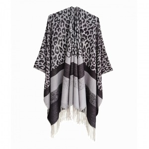 Châle imprimé léopard réversible, <span class=keywords><strong>poncho</strong></span> ouvert sur le devant avec pompons, cape chaude surdimensionnée pour <span class=keywords><strong>femme</strong></span> pour l'automne et l'hiver - Product Image 3