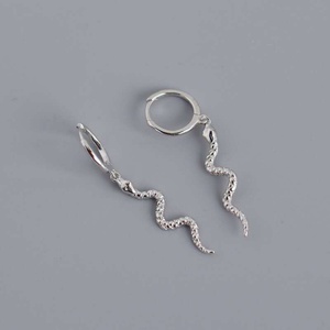 Boucles d'oreilles créoles serpent en or avec diamants, bijoux fantaisie mignons et élégants - Product Image 6