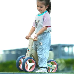 دراجة لعبة للأطفال صغيرة من الخشب متوفرة باللونين الوردي والأزرق دراجة ثلاثية العجلات الكلاسيكية للأطفال