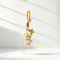 Breloque de sac Ours en peluche tendance et esthétique avec mini pochette au crochet, figurine artisanale, attache en paracorde pour sac à dos