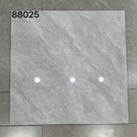 Carrelage en porcelaine pleine masse 800x800 effet marbre gris veiné continu, finition brillante, pour projets de villas