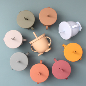 Gobelet d'apprentissage en silicone anti-déversement et anti-chute avec couvercle et poignée pour bébé - Product Image 1