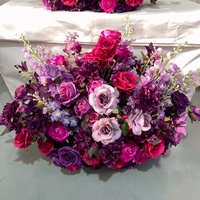 Centro de mesa para boda con rosas mixtas moradas y rojas ML