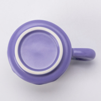 Ensemble tasse et soucoupe à café en porcelaine color block avec cuillère dorée, motif vague texturé, design personnalisable et écologique