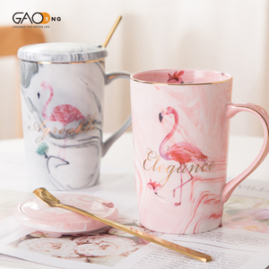 Vente en gros Mug en céramique personnalisé Coffret cadeau Mugs pour couples 400ml Mug flamant rose au design en marbre avec couvercle et cuillère - Product Image 1