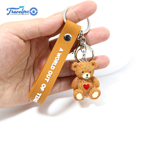سلسلة مفاتيح من الراتنج على شكل دب كرتوني لطيف من كلوريد البولي فينيل مع سلسلة مفاتيح مبتكرة مستوحاة من الحلوى للسيارات والأمتعة - Product Image 3