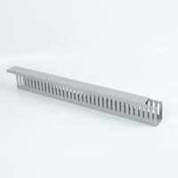 Goulotte de câblage en PVC blanc avec compartiments fermés / Canalisation de câblage