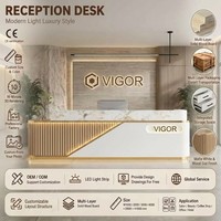 Bureau d'accueil moderne blanc crème avec bande lumineuse LED, comptoir de réception minimaliste à lattes de bois verticales pour bureau, salon ou clinique