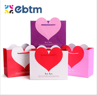 Sac cadeau Ins Style love Logo personnalisé Sac cadeau de mariage en carton rose Sac d'emballage cadeau rouge simple en forme de coeur Sac à main