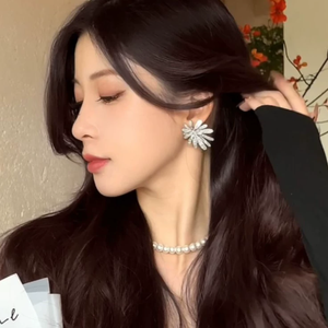 Preciosos pendientes de tuerca de moissanita inspirados en Starburst, lujo ligero para uso diario elegante, ocasiones especiales glamorosas - Product Image 4