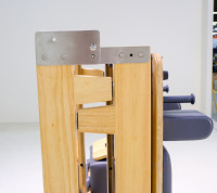 Reformer de Pilates pliable, équipement portable avec boîte d'assise et système de fixation, conçu pour un entraînement complet, en chêne.