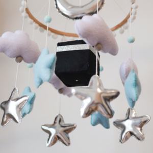 Cadeau français pour nouveau-né Jouets souples suspendus personnalisés Décoration de chambre d'enfant en feutre musical Coran Kaaba Mobile islamique pour bébé - Product Image 4