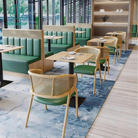 Ensemble de meubles de café moderne, restaurant, tables carrées en bois, chaises en rotin avec coussins verts et banquette en cuir vert