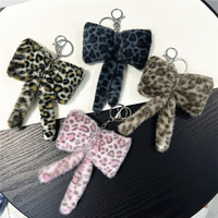 Porte-clés tendance multicolore en fausse fourrure léopard avec nœud, pendentif en peluche douce, anneau métallique, ornement de sac pour filles et femmes, accessoires