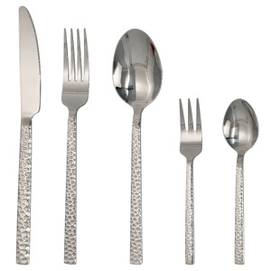 Set di Coltello, Forchetta e Cucchiaio in Acciaio Inox con Manico Quadrato e Finitura Martellata per Matrimoni e Feste - Product Image 1