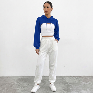 Sudadera con capucha corta blanca con bloques de color en las mangas azules, top informal de otoño para mujer - Product Image 1