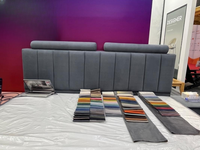 Lit en velours gris foncé tapissé, design italien, cadre de lit queen size avec tête de lit et pied de lit capitonnés à vendre
