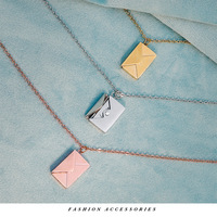 Collier en acier inoxydable personnalisé avec lettres d'amour, plaqué or 18 carats, enveloppe Non décolorée, médaillon pendentif pour Couple, vente en gros