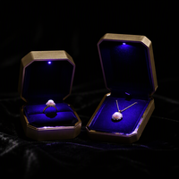 Boîtes d'emballage de bijoux en plastique rectangulaires de luxe personnalisées, fermeture à boucle, couleurs or et blanc, pour la Saint-Valentin, affichage LED