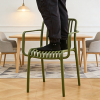 Chaise d'hôtel moderne en plastique avec accoudoirs confortables - Empilable, portable et durable pour salon et événements de mariage