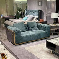 Ensemble de canapés minimalistes haut de gamme modernes, tissu en daim doux, accoudoirs capitonnés en forme de losange, base en métal doré, meubles de luxe pour salon