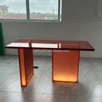 Anpassbarer LED-Leuchtender Acryl-Bartisch Minimalistischer Roter Verdickter Acryl-Esstisch für Kunstausstellungsdekoration