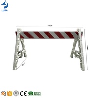 Barrières de sécurité routière en plastique pour travaux routiers, barrières de circulation personnalisées en gros, barrières de sécurité en forme de A